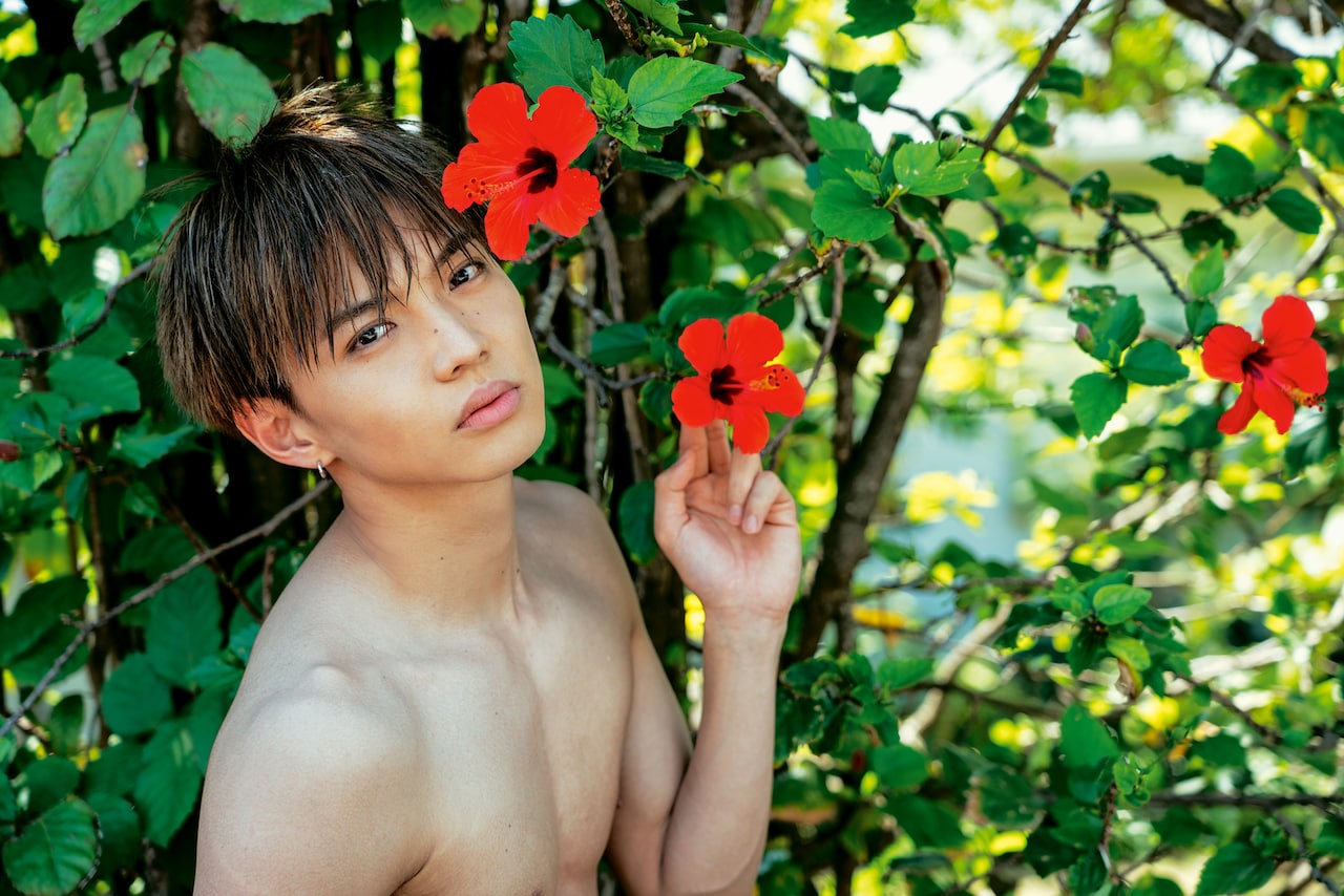 佐藤大樹（EXILE、FANTASTICS from EXILE TRIBE）「STEP BY STEP」より。（撮影：荒木勇人） (c)幻冬舎