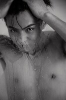 佐藤大樹（EXILE、FANTASTICS from EXILE TRIBE）「STEP BY STEP」より。（撮影：荒木勇人） (c)幻冬舎