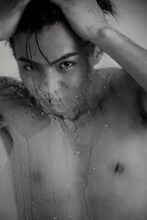 佐藤大樹（EXILE、FANTASTICS from EXILE TRIBE）「STEP BY STEP」より。（撮影：荒木勇人） (c)幻冬舎