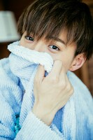 佐藤大樹（EXILE、FANTASTICS from EXILE TRIBE）「STEP BY STEP」より。（撮影：荒木勇人） (c)幻冬舎