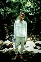 佐藤大樹（EXILE、FANTASTICS from EXILE TRIBE）「STEP BY STEP」より。（撮影：荒木勇人） (c)幻冬舎