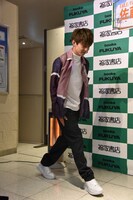 入場する佐藤大樹。