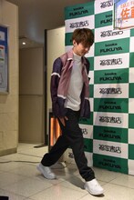 入場する佐藤大樹。