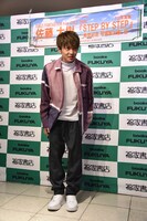 大勢の報道陣に「すごい……」と恐縮した様子を見せる佐藤大樹。