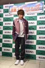 大勢の報道陣に「すごい……」と恐縮した様子を見せる佐藤大樹。