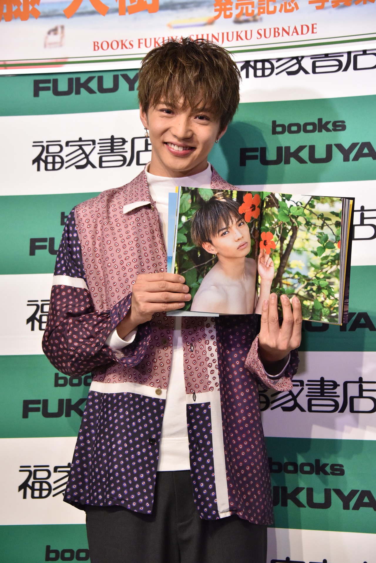 お気に入りの写真を紹介する佐藤大樹。