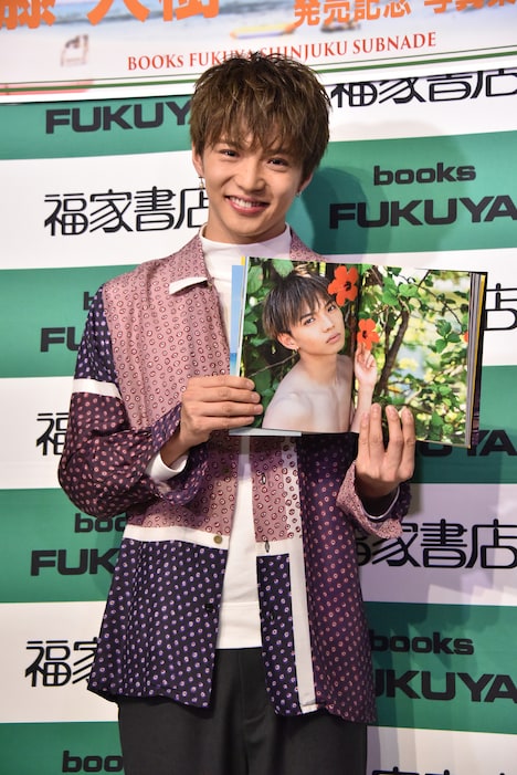 お気に入りの写真を紹介する佐藤大樹。