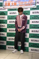 ケーキの登場を待つ佐藤大樹。