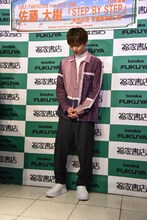 ケーキの登場を待つ佐藤大樹。