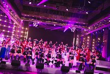 ハロー！プロジェクトメンバーの歌唱シーン。(c)フジテレビ