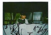 松田“CHABE”岳二。1991年頃、下北沢ZOOのDJブースにて。（写真提供：松田“CHABE”岳二）