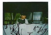 松田“CHABE”岳二。1991年頃、下北沢ZOOのDJブースにて。(写真提供:松田“CHABE”岳二)