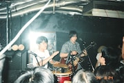 カジヒデキのサポートでパーカッションを演奏する松田“CHABE”岳二。1996年、下北沢SLITSにて。(写真提供:松田“CHABE”岳二)