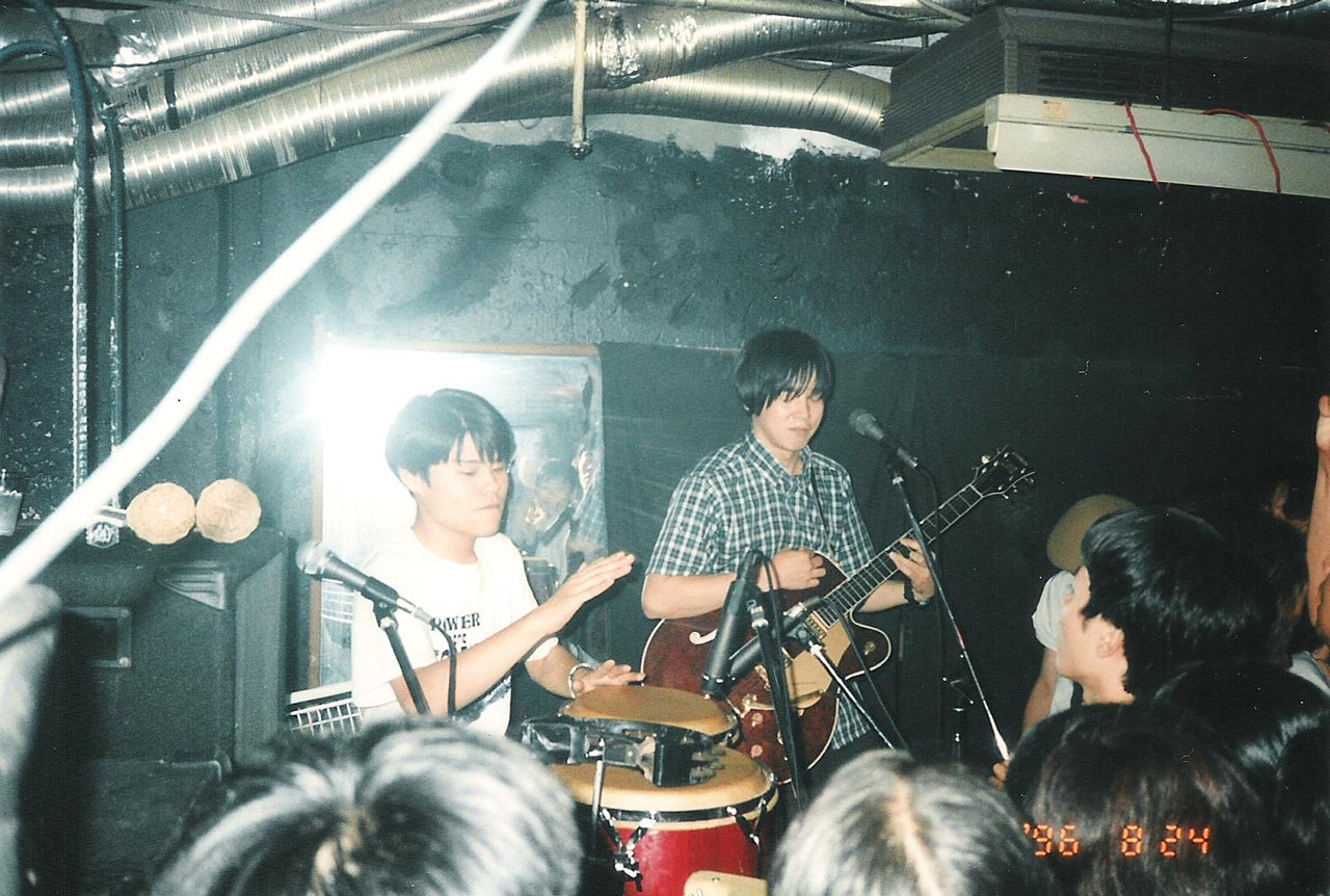 カジヒデキのサポートでパーカッションを演奏する松田“CHABE”岳二。1996年、下北沢SLITSにて。(写真提供:松田“CHABE”岳二)