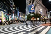 渋谷モディ壁面大型ビジョンでライブが生中継されている様子。（写真提供：KDDI）
