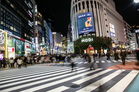 渋谷モディ壁面大型ビジョンでライブが生中継されている様子。（写真提供：KDDI）
