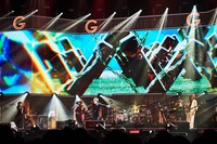 人気画像6位は「ホスピタリティ万全『HOTEL GLAY』で“悪いGLAY”!? HISASHI誕生日も祝った横アリ公演」より、「GLAY ARENA TOUR 2019-2020 DEMOCRACY 25TH HOTEL GLAY THE SUITE ROOM」1月25日の横浜アリーナ公演の様子。（撮影：田辺佳子）