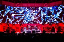 GLAYとAZUMI（Wyolica）による「氷の翼」のセッションの様子。（撮影：岡田裕介）