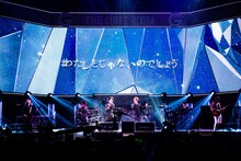 GLAYとAZUMI（Wyolica）による「氷の翼」のコラボセッションの様子。（撮影：岡田裕介）