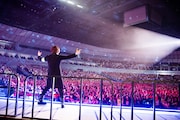 「GLAY ARENA TOUR 2019-2020 DEMOCRACY 25TH HOTEL GLAY THE SUITE ROOM」1月25日の横浜アリーナ公演の様子。(撮影:岡田裕介)