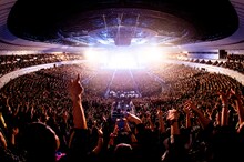 「GLAY ARENA TOUR 2019-2020 DEMOCRACY 25TH HOTEL GLAY THE SUITE ROOM」1月25日の横浜アリーナ公演の様子。（撮影：岡田裕介）