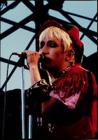 1988年11月13日に横浜国立大学の学園祭にBO GUMBOSで出演した際のどんと。泉谷しげる、THE TIMERS、山口冨士夫というそうそうたるアーティストが登場したこの日の学園祭ライブは今も伝説として語り継がれている。