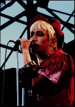 1988年11月13日に横浜国立大学の学園祭にBO GUMBOSで出演した際のどんと。泉谷しげる、THE TIMERS、山口冨士夫というそうそうたるアーティストが登場したこの日の学園祭ライブは今も伝説として語り継がれている。