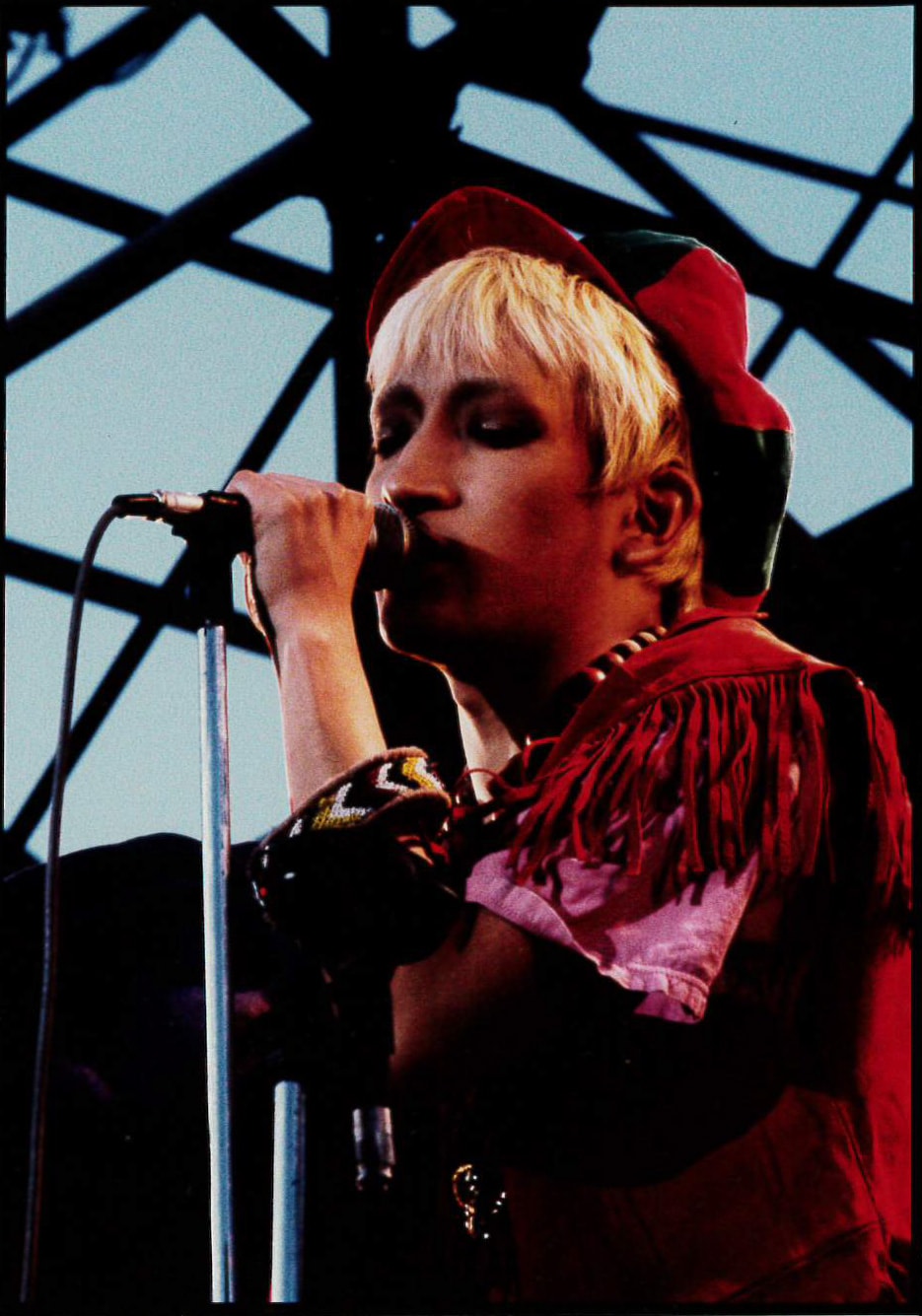 1988年11月13日に横浜国立大学の学園祭にBO GUMBOSで出演した際のどんと。泉谷しげる、THE TIMERS、山口冨士夫というそうそうたるアーティストが登場したこの日の学園祭ライブは今も伝説として語り継がれている。