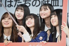 左から梅澤美波、久保史緒里、齋藤飛鳥、遠藤さくら、賀喜遥香（乃木坂46）。