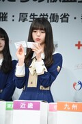 引き当てたくじの内容を読み上げる齋藤飛鳥(乃木坂46)。