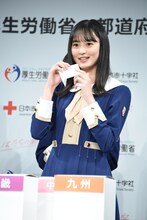 引き当てたくじの内容を発表する遠藤さくら（乃木坂46）。