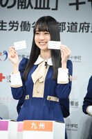 引き当てたくじの内容を発表する賀喜遥香（乃木坂46）。