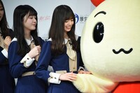 けんけつちゃんの手に触れる齋藤飛鳥。