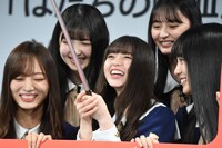 左から梅澤美波、久保史緒里、齋藤飛鳥、遠藤さくら、賀喜遥香（乃木坂46）。