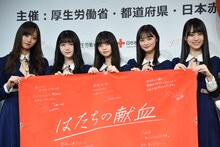 左から梅澤美波、久保史緒里、齋藤飛鳥、遠藤さくら、賀喜遥香（乃木坂46）。