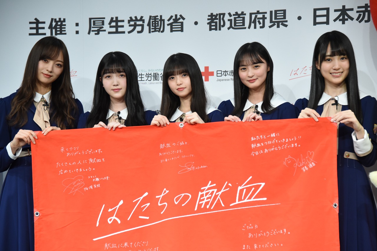 左から梅澤美波、久保史緒里、齋藤飛鳥、遠藤さくら、賀喜遥香（乃木坂46）。