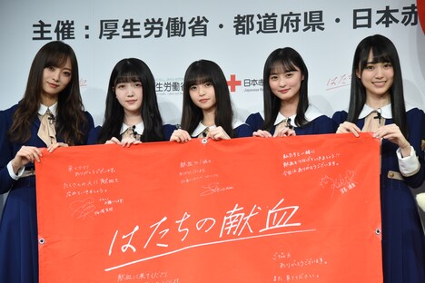 左から梅澤美波、久保史緒里、齋藤飛鳥、遠藤さくら、賀喜遥香(乃木坂46)。
