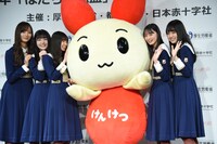 左から梅澤美波、久保史緒里、齋藤飛鳥、けんけつちゃん、遠藤さくら、賀喜遥香。