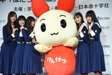 左から梅澤美波、久保史緒里、齋藤飛鳥、けんけつちゃん、遠藤さくら、賀喜遥香。