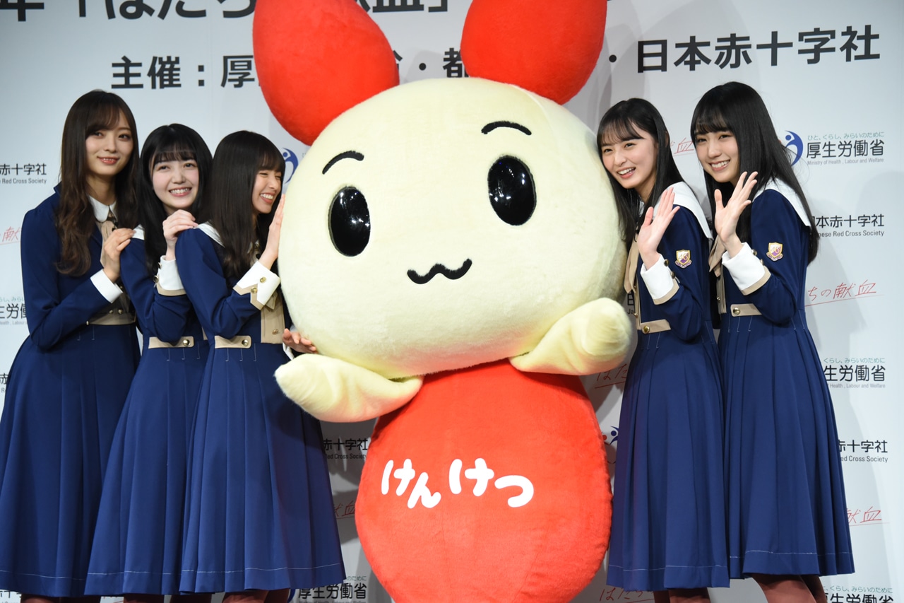 左から梅澤美波、久保史緒里、齋藤飛鳥、けんけつちゃん、遠藤さくら、賀喜遥香。