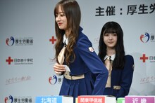 抽選くじを引く梅澤美波（乃木坂46）。