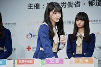 くじを引く久保史緒里（乃木坂46）。