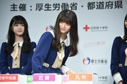 くじを引く齋藤飛鳥(乃木坂46)。