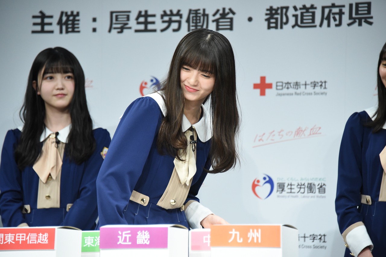 くじを引く齋藤飛鳥（乃木坂46）。