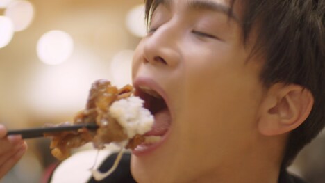 岩田剛典が出演する吉野家CM「がっつく牛カルビ定食」編のワンシーン。