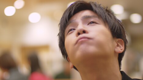 岩田剛典が出演する吉野家CM「がっつく牛カルビ定食」編のワンシーン。