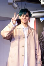 会見の合間にピースするカイ。