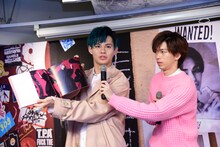 お気に入りの企画について説明するカイ（左）と、マイクフォローするリョウガ（右）。