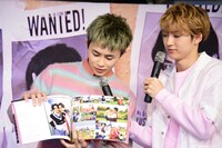 ユースケとの撮影を振り返るタクヤ（左）と、マイクフォローするユーキ（右）。