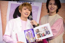 タクヤとのツーショットがコート・ダジュールを彷彿とさせることを伝えるユーキ（左）とマイクフォローするタカシ（右）。